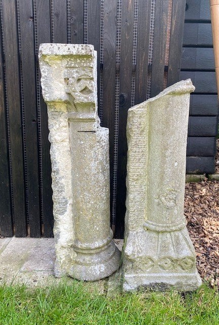 2 oude zuiltjes, van afbraakwerken, heel oud., Enlèvement