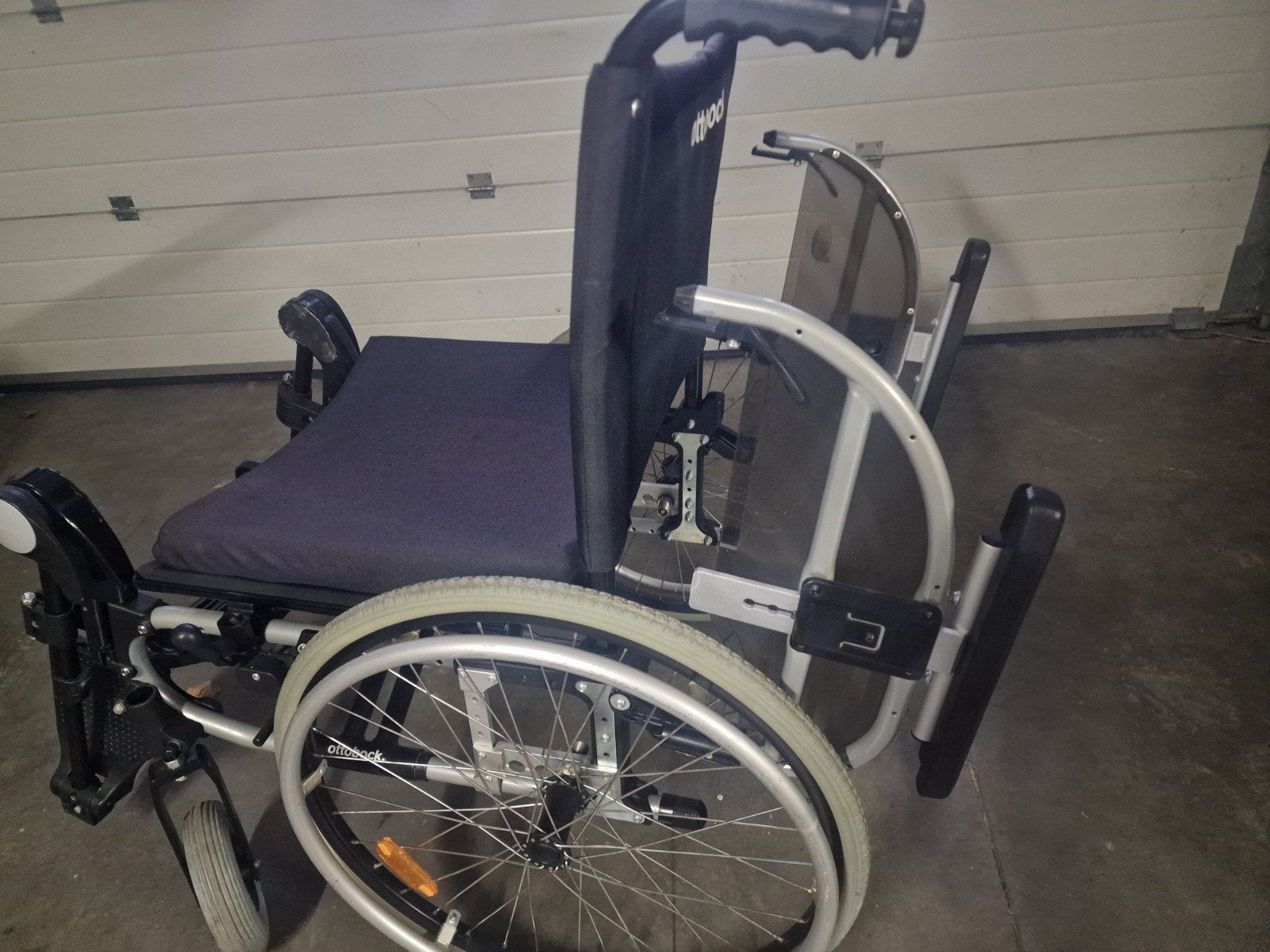 Fauteuil roulant pliable Ottobock, Enlèvement, Pliant