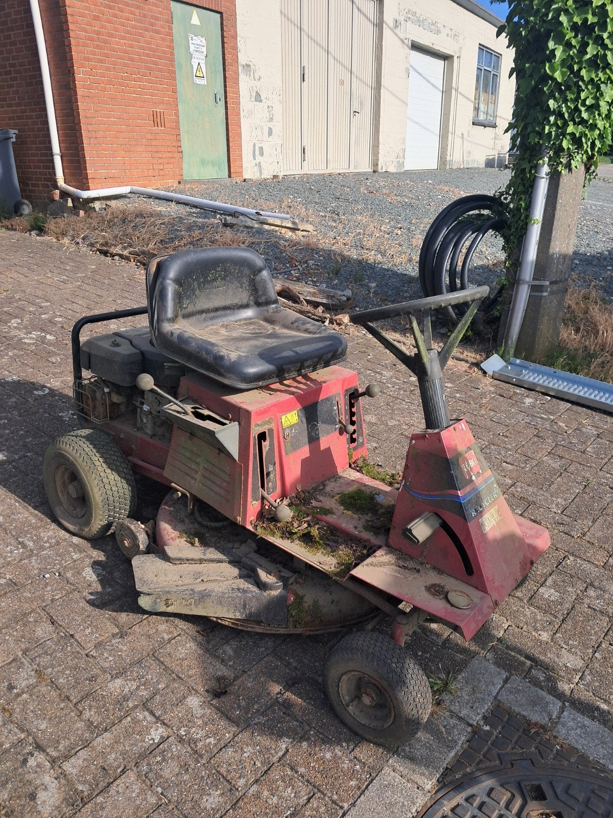 Zitmaaier met werk, Enlèvement