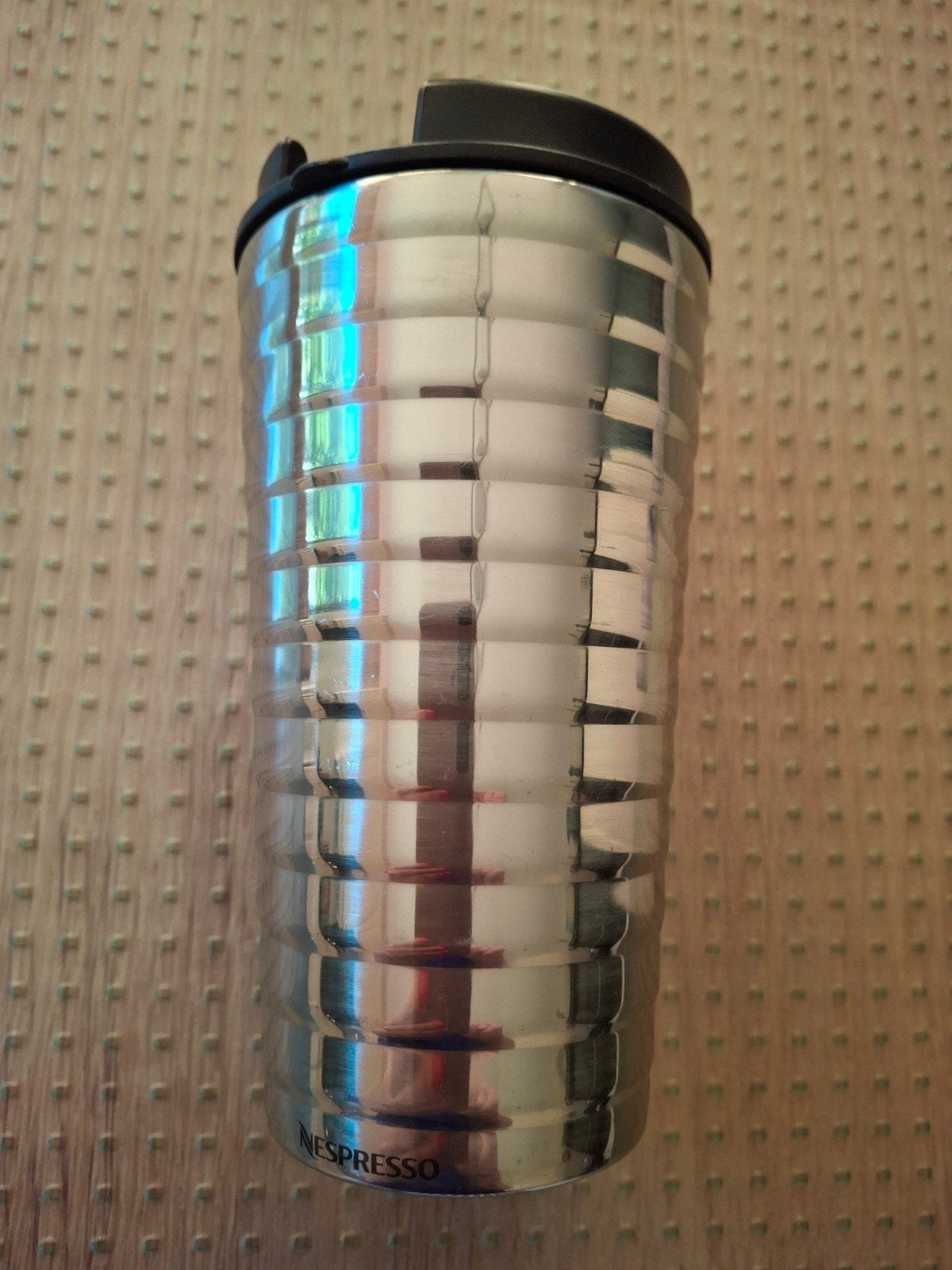 Original Nespresso travel mug en bon état!, Argent, Comme neuf, Enlèvement, Autres types