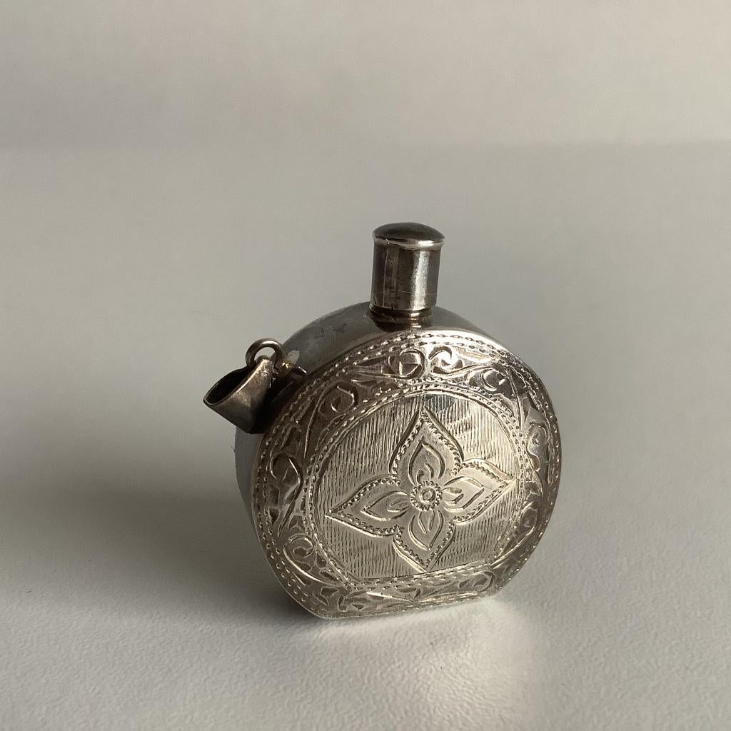 zilveren parfumflesje / hanger, Antiek en Kunst, Ophalen of Verzenden, Zilver