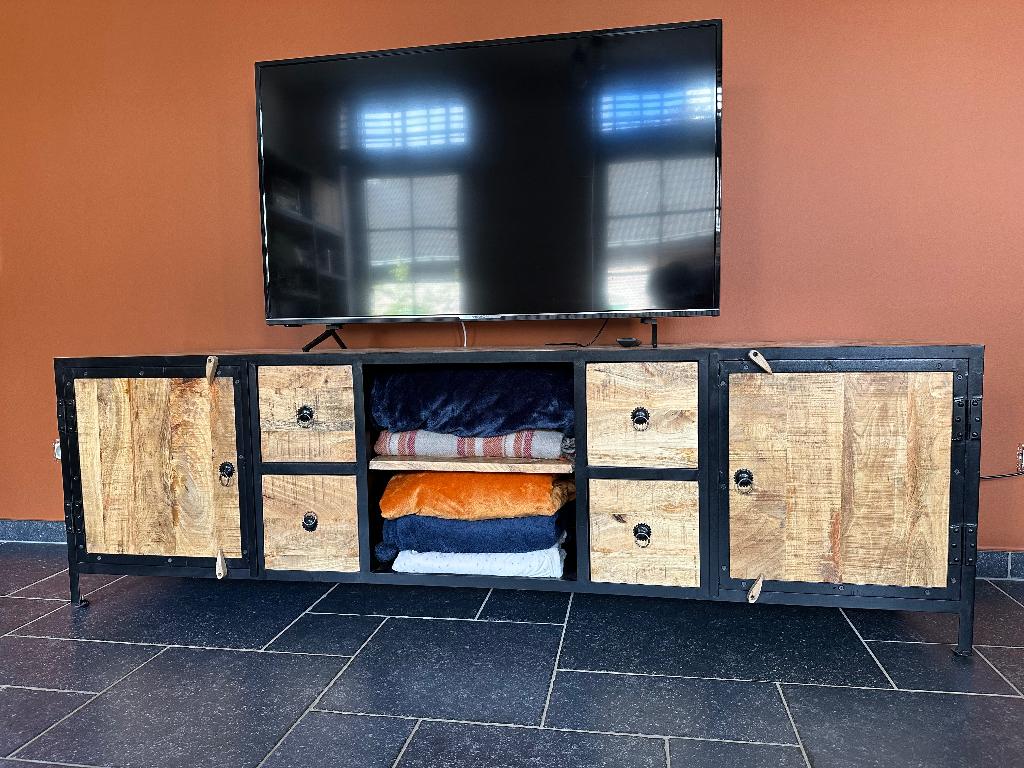 Industriële tv meubel, Huis en Inrichting, Kasten |Televisiemeubels, Ophalen, 150 tot 200 cm, Zo goed als nieuw, Minder dan 100 cm