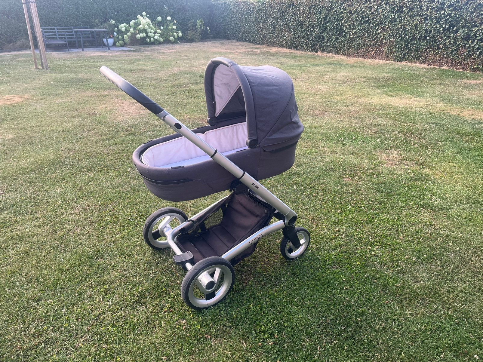 Buggy Mutsy Icon en bon état avec accessoires, Utilisé, Poussette, Mutsy, Tige de poussée réglable