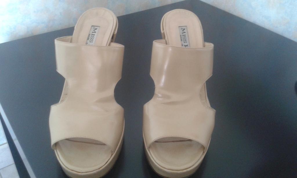 Sandales cuir à haut talons P.39, Enlèvement ou Envoi, Beige, Escarpins, Porté