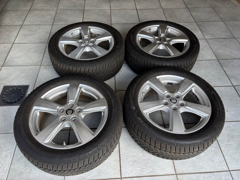 Originele 17" Jaguar velgen + Goodyear winterbanden + TPMS, Ophalen, 17 inch, Winterbanden, Band(en)