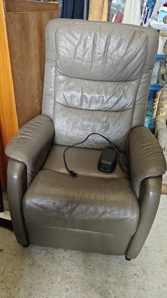 Electrische relaxzetel met sta-op hulp, Ophalen, Zo goed als nieuw, Leer