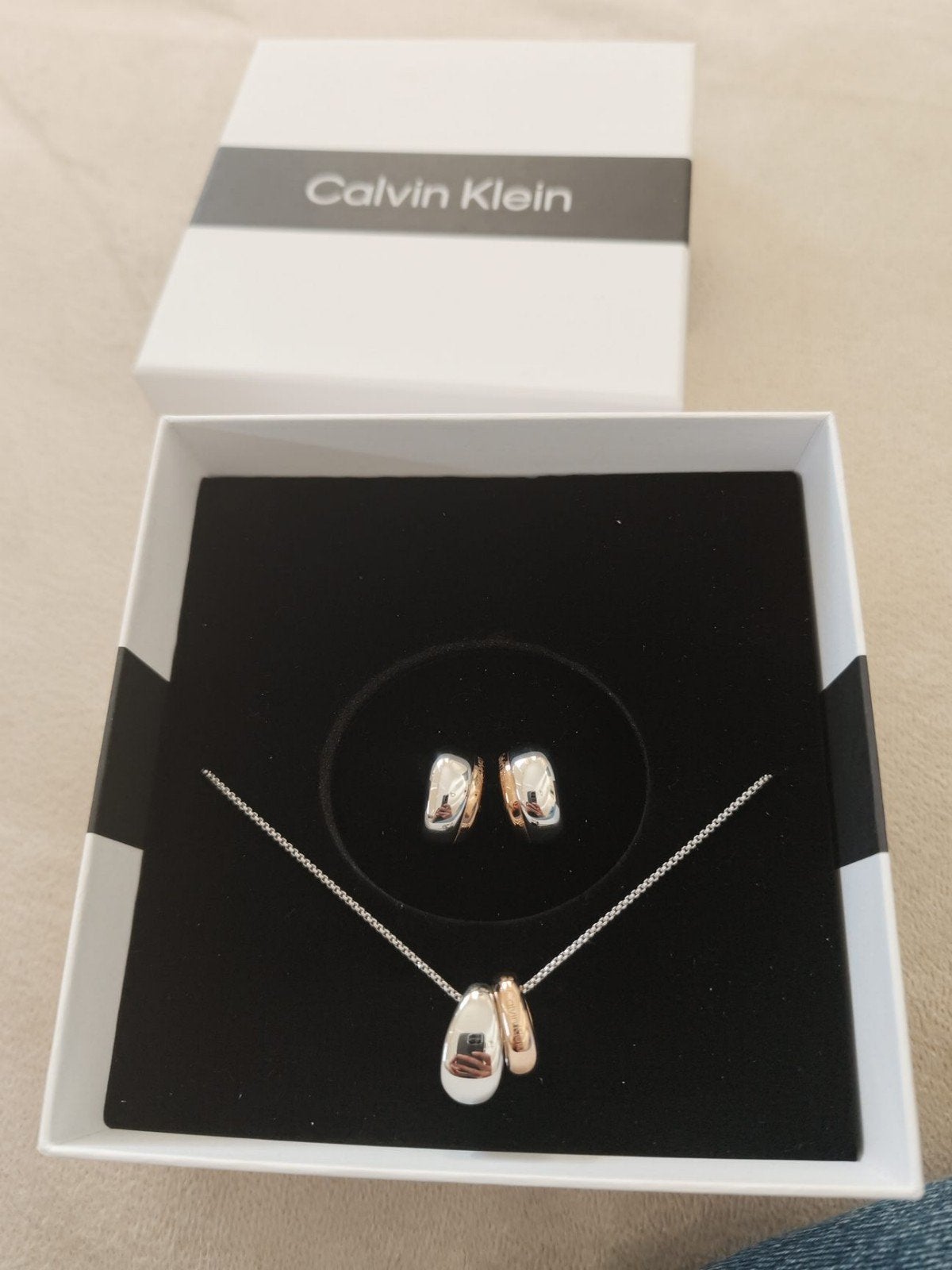 Calvin Klein set van halsketting en oorbellen, Handtassen en Accessoires, Ophalen of Verzenden, Goud