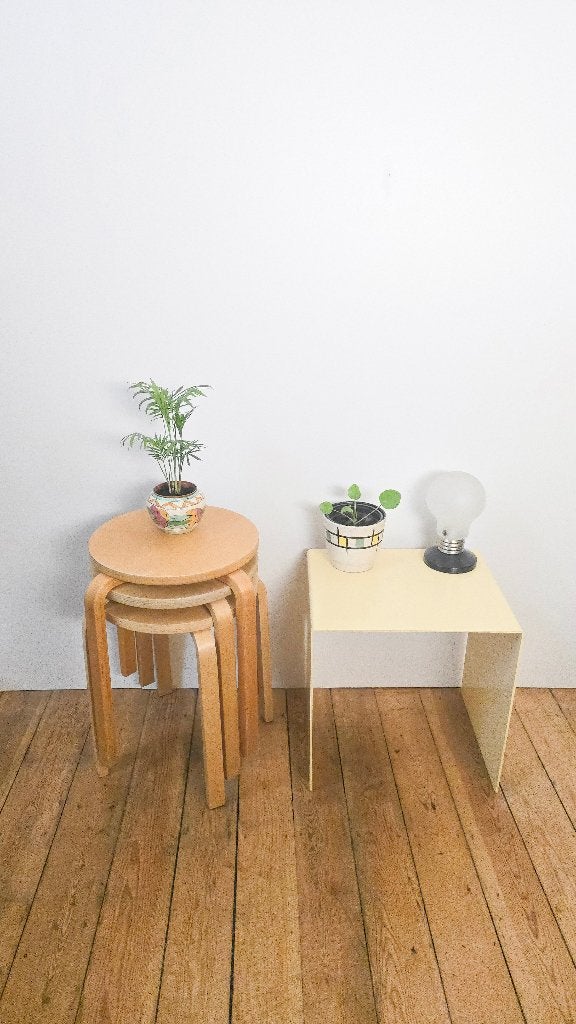 Table d'appoint vintage en acier laqué - ‘U’ - jaune pâle, Enlèvement ou Envoi, Maison et Meubles