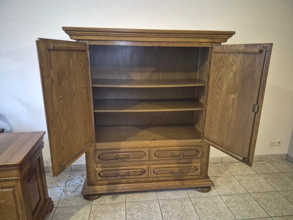 Meuble en véritable bois de chêne. Bon état., Maison & Meubles, Armoires | Mobilier de télévision, Enlèvement