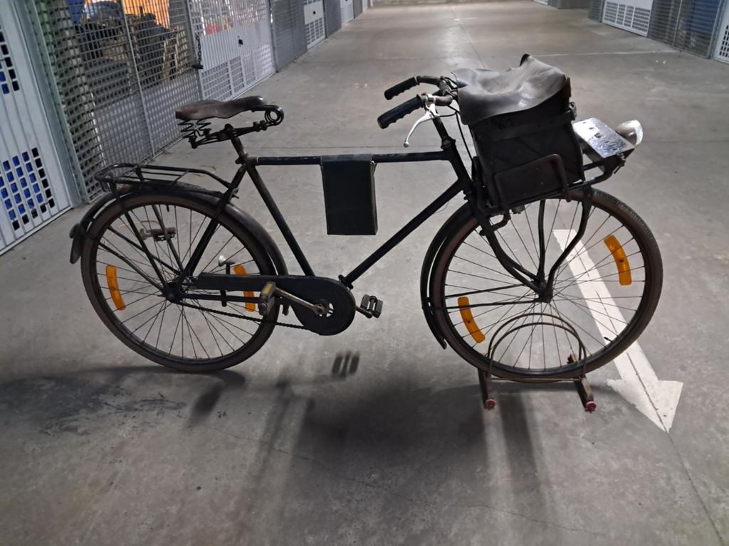 Velo ancien de facteur complet, Enlèvement
