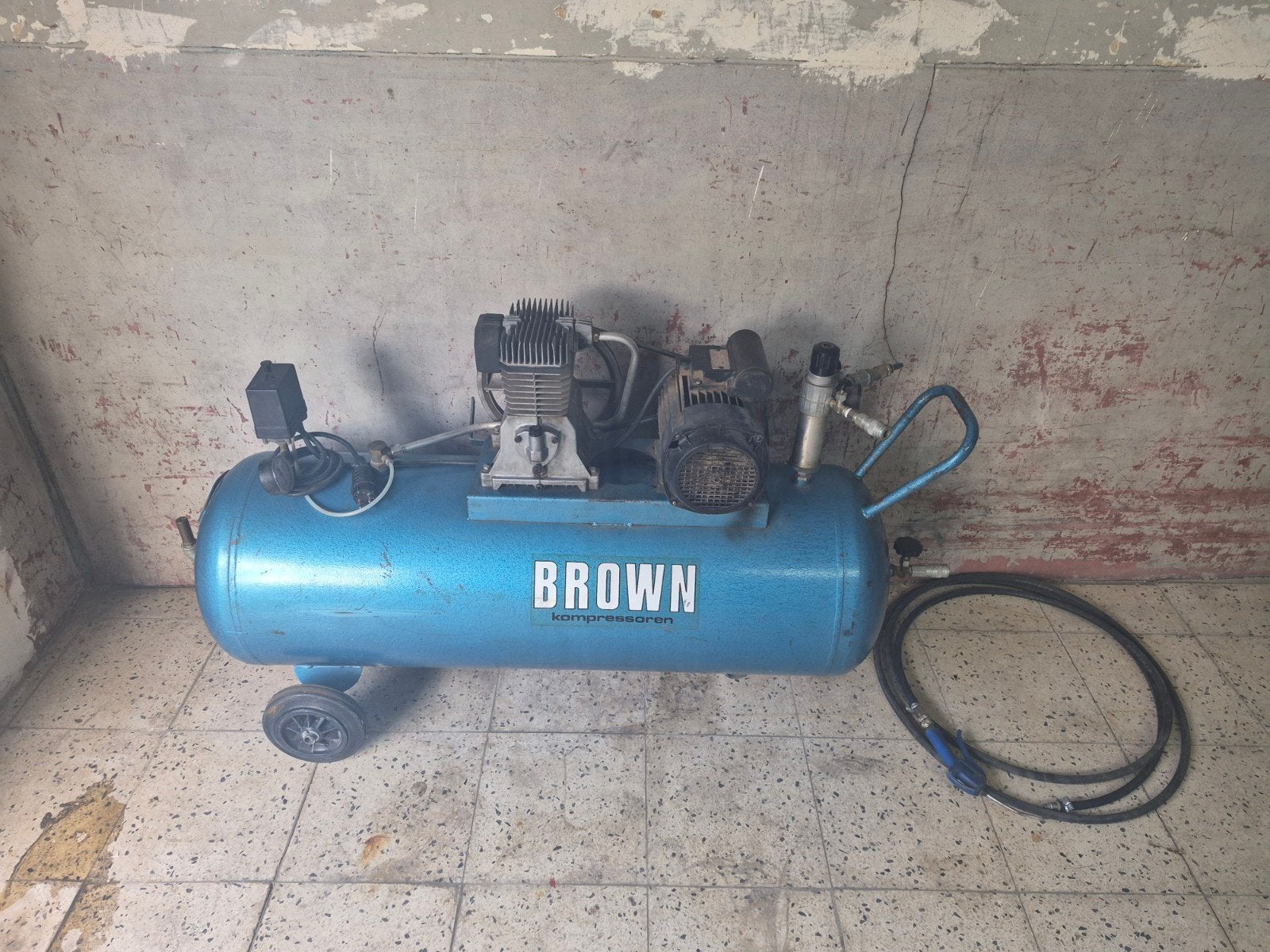 Brown 150 liter 2.5 pk + darm en pistool, Doe-het-zelf en Bouw, Ophalen, Gebruikt, Mobiel, 10 bar of meer
