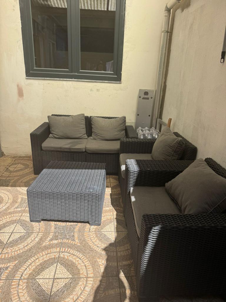 Complete Tuinset: 2-persoonsbank, 4x 1-persoonsbank, tafel, Ophalen, Zo goed als nieuw, Tuinset
