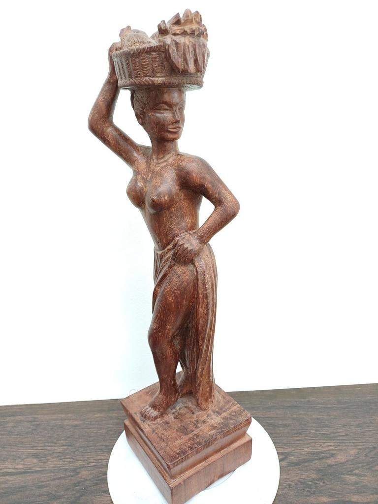 Femme tenant un panier à poisson en bois sculpté, Statue, Bois, Fait main, Enlèvement