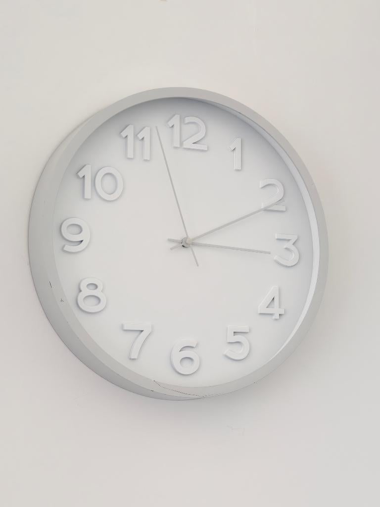 Stijlvolle Witte Wandklok – Modern Design, Ophalen, Gebruikt, Wandklok