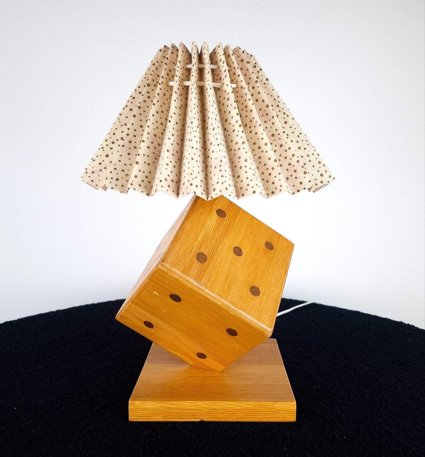 Vintage houten dobbelsteen lampvoet met plisse kap jaren 70, Enlèvement ou Envoi