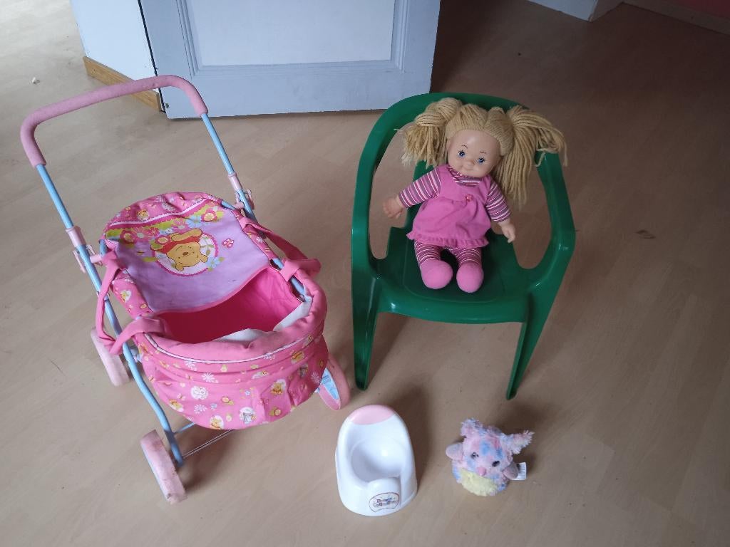 A vendre poupée+poussette,pt pot, chaise et un furby, Enlèvement, Comme neuf