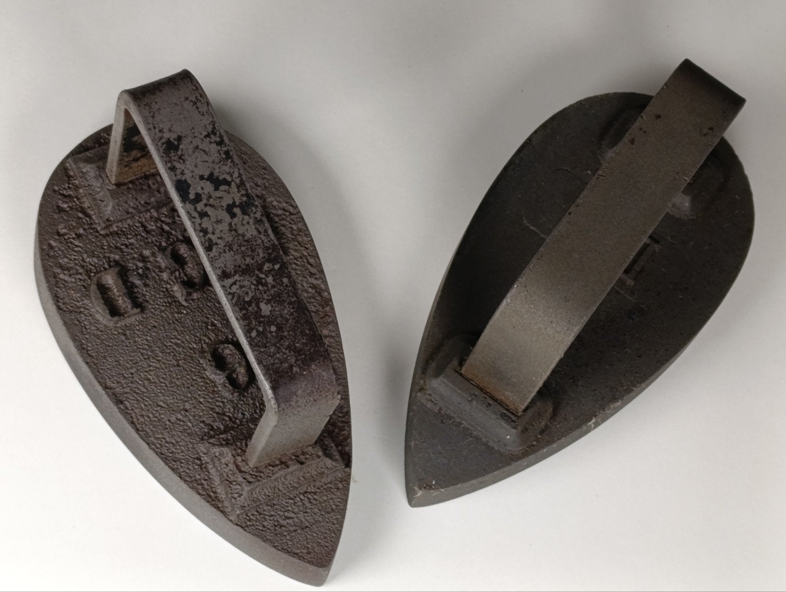 Antieke gietijzeren kachelbouten / strijkijzers (Set van 2), Antiek en Kunst, Ophalen of Verzenden