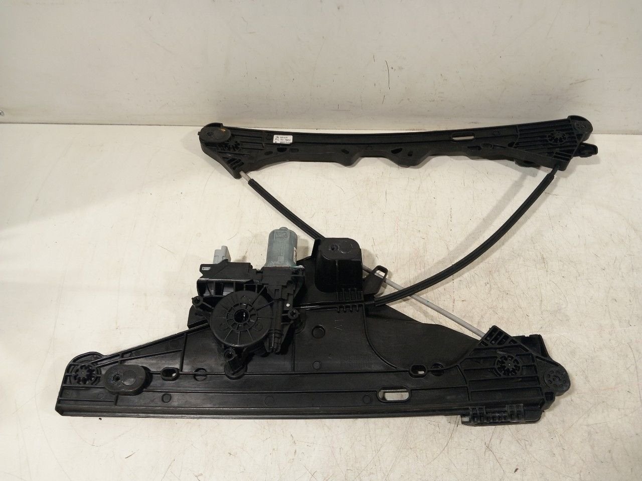 Raammechaniek elektrisch links voor Peugeot 2008, Onderdelen@venauto.nl, Van der Ven Autorecycling B.V., Ettenseweg 76, 4706 PB Roosendaal, The Netherlands
