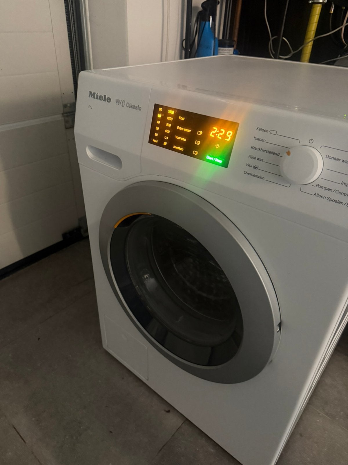 Een mooie miele W1 wasmachine A+++ bijna niuwe, 1200 à 1600 tours, Classe énergétique A ou plus économe, Comme neuf, Chargeur frontal