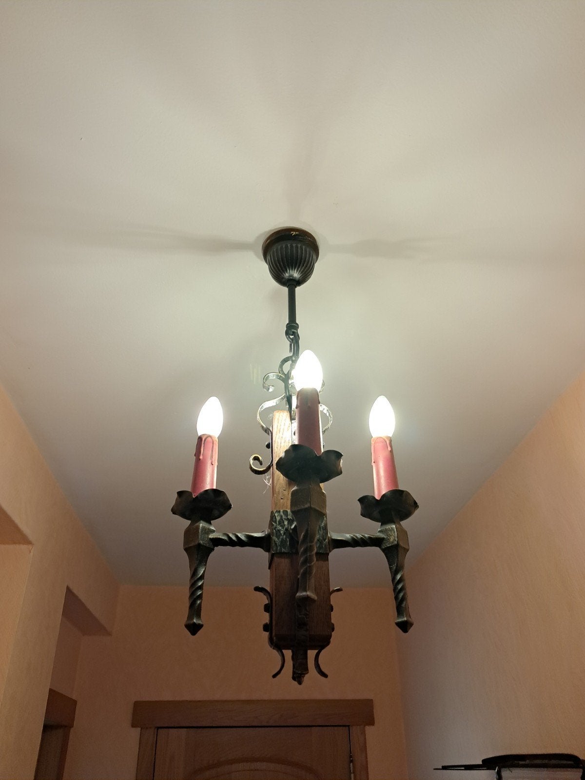 Lustre en bois ancien, Bois