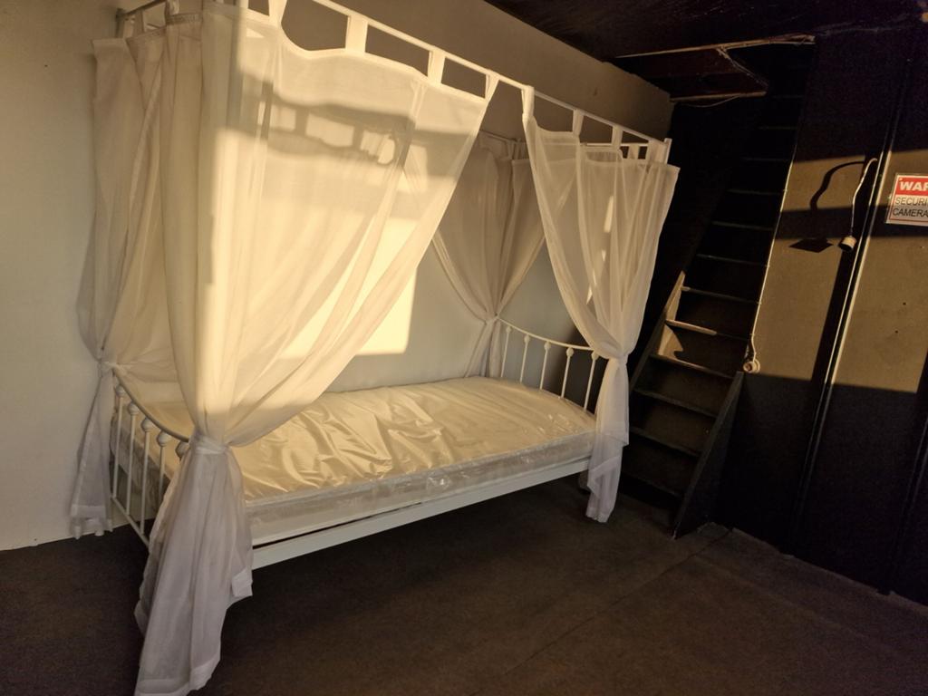 1 persoon bed met gordijnen 249 €, Enlèvement