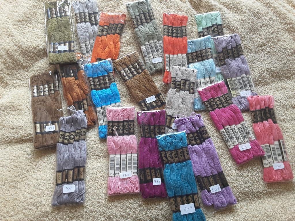 100 brins de DMC, Enlèvement ou Envoi, Neuf, Broderies à la main, Fil à broder ou Soie