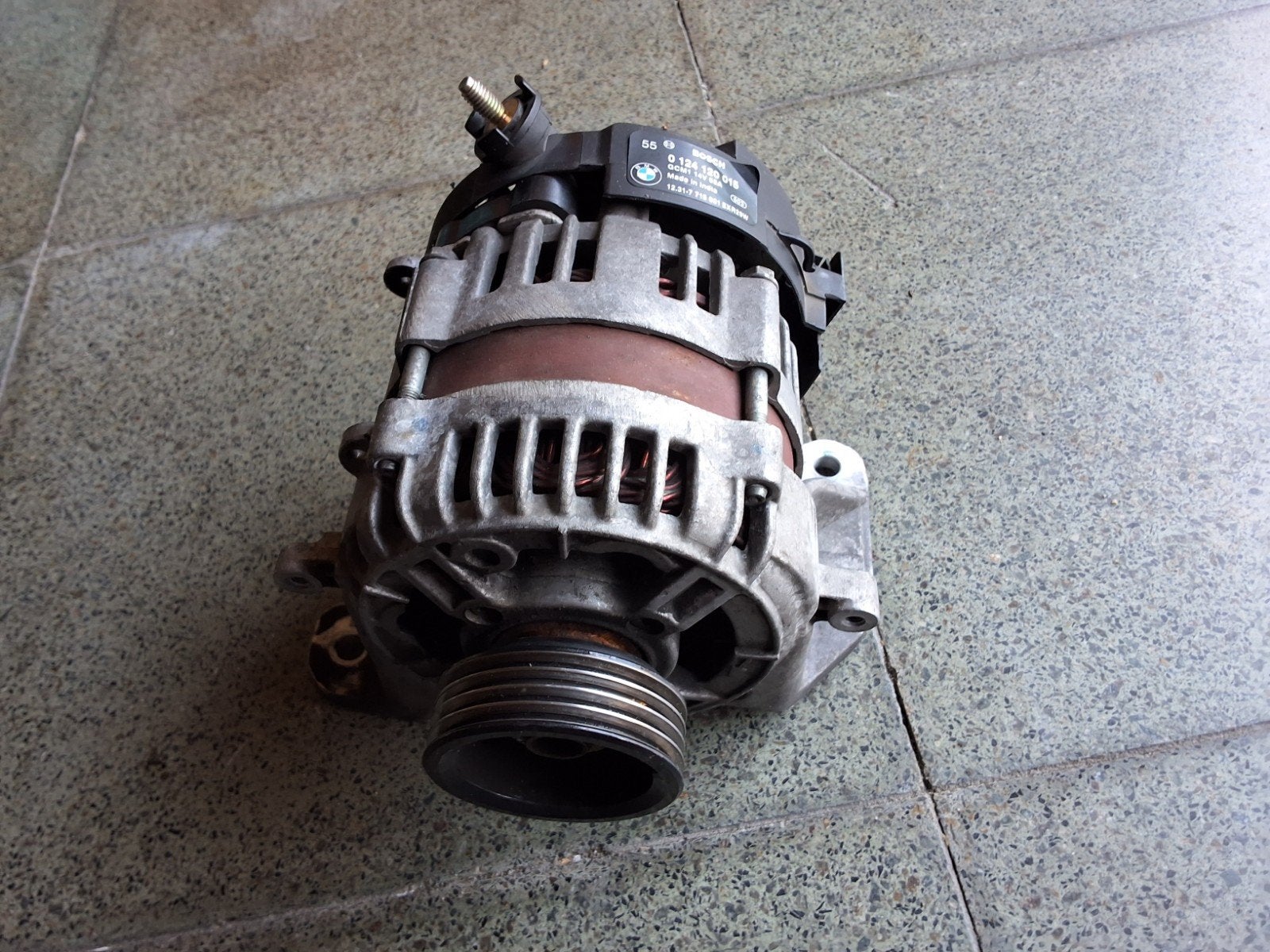 Alternator van een bmw r1200r, Ophalen