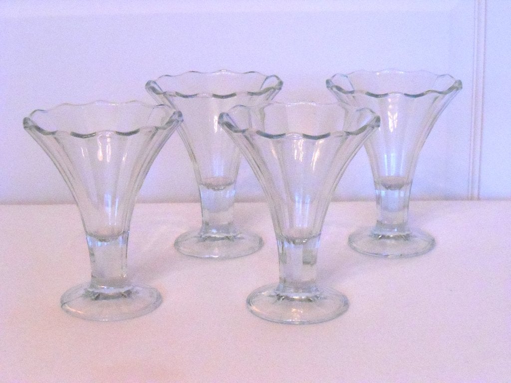 ijscoupes / ijsbeker / glas / set van 4 stuks, Huis en Inrichting, Keuken | Servies, Ophalen, Zo goed als nieuw, Glas, Overige typen