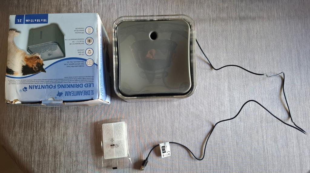 Nieuw led drinkfontein hond of kat 5 €, Dieren en Toebehoren, Ophalen