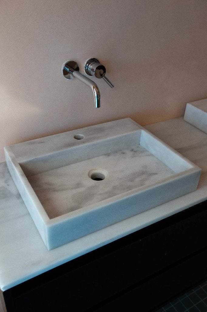 Marmeren wastablet + 2 marmeren lavabo's van Furnified, 25 à 50 cm, Lavabo ou Évier, Moins de 100 cm, Comme neuf
