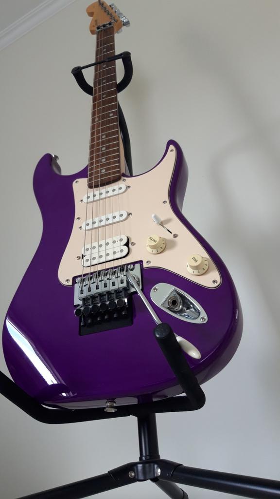 Squier Stagemaster HSS CY99 (Stratocaster) by Fender - Floyd, Muziek en Instrumenten, Ophalen, Zo goed als nieuw, Solid body, Fender
