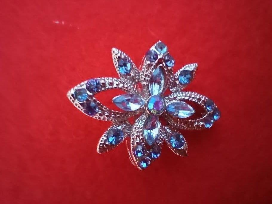 Mooie zilverkleurige broche met blauwe steentjes, Handtassen en Accessoires, Ophalen of Verzenden, Zo goed als nieuw, Minder dan 4 cm
