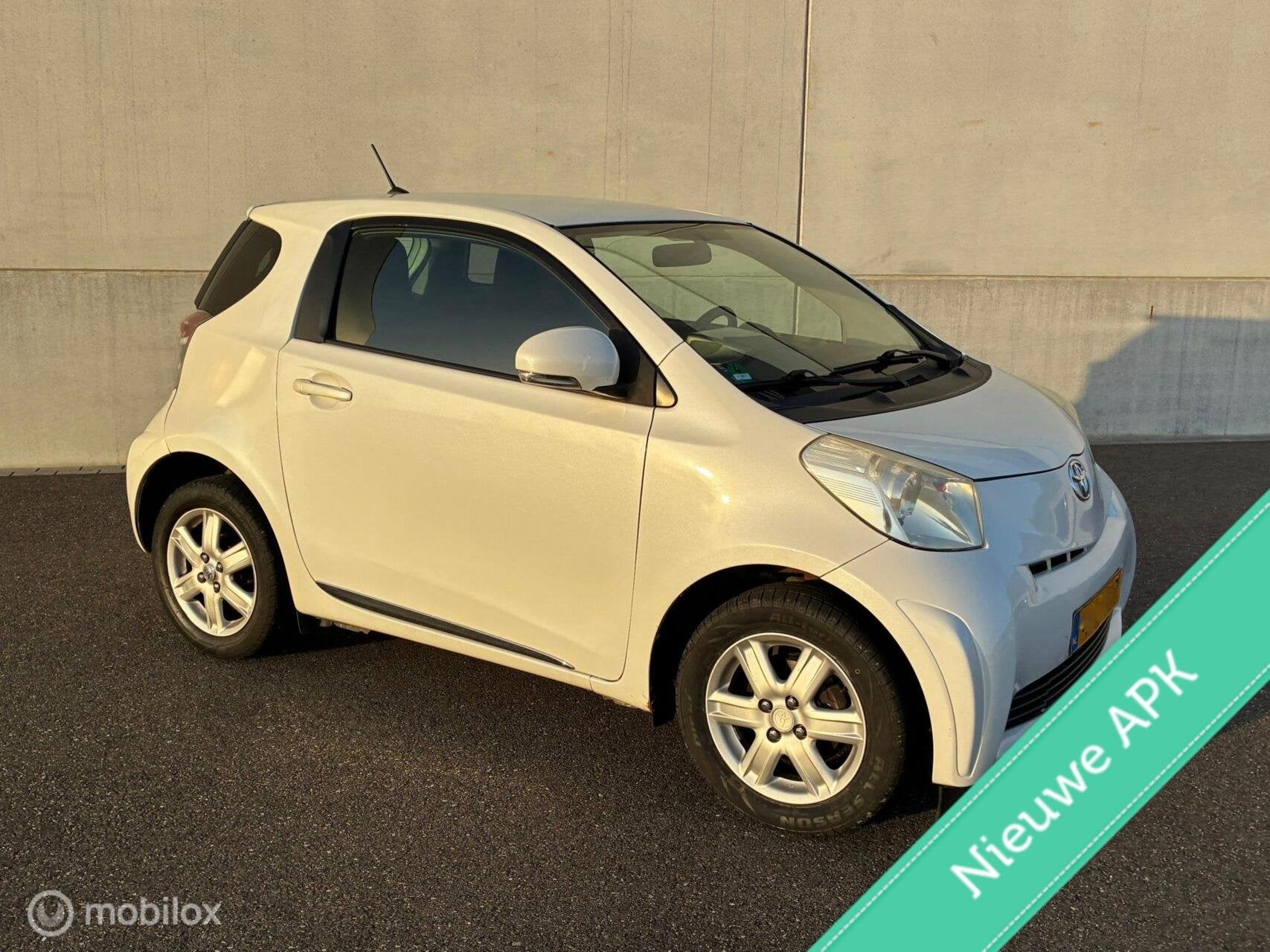 Toyota iQ 1.0 VVTi 3-DEURS AIRCO APK 15/09/2027, Auto's, 4 zetels, Stof, Wit, Handgeschakeld