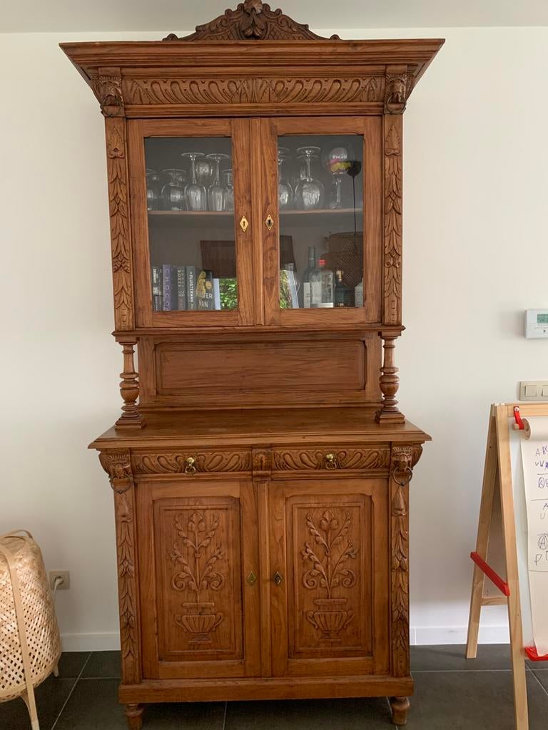 Buffet en bois massif avec sculptures et vitrine, Avec tablette(s), 100 à 150 cm, Enlèvement, Utilisé