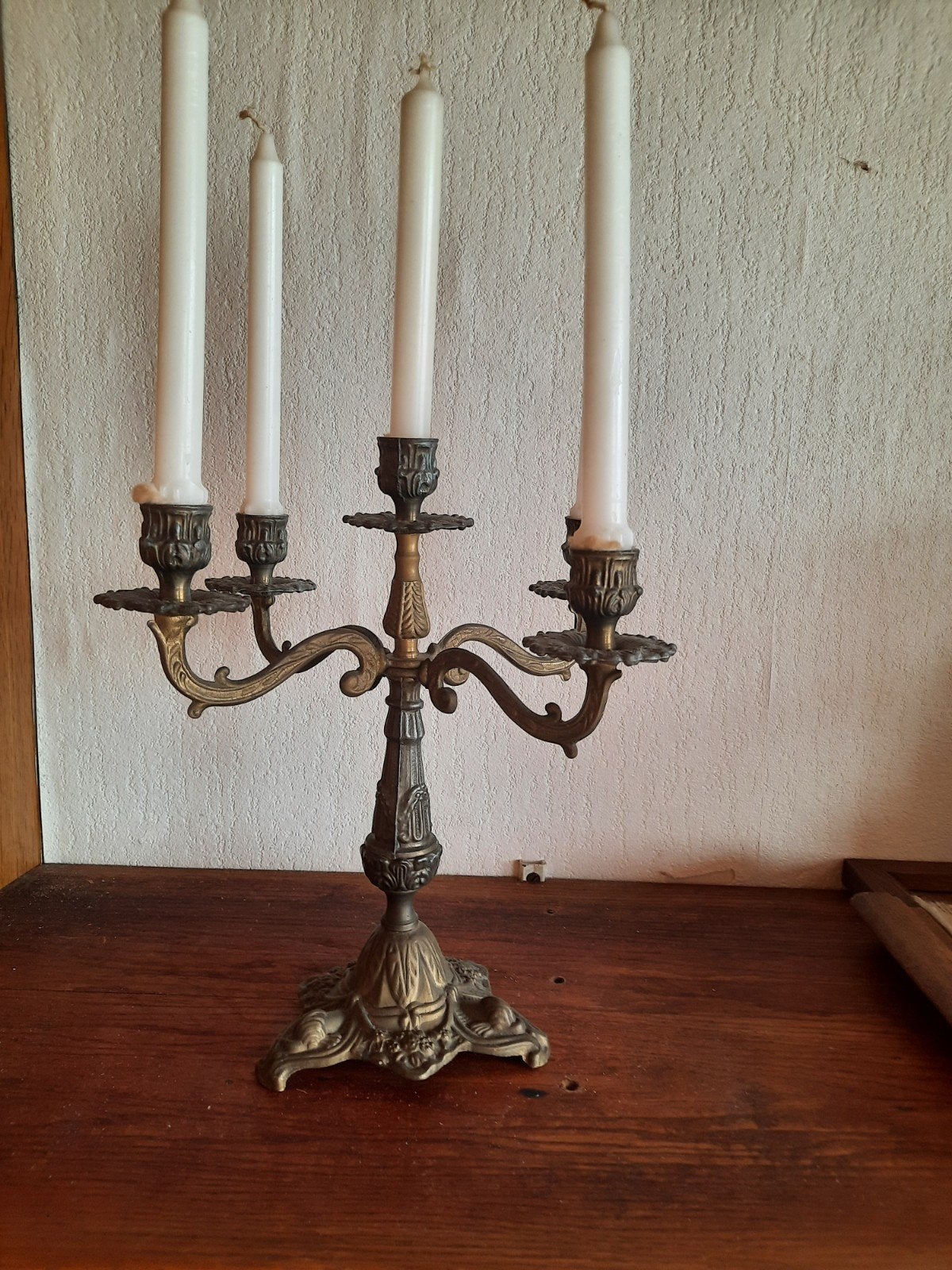 Bronzen kandelaar, Ophalen