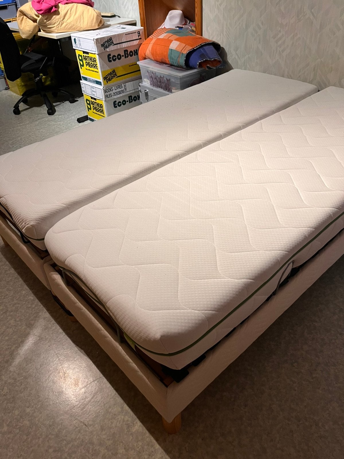 Lit électrique 1,40  et les 2 matelas avec housse lavable, Enlèvement, Comme neuf