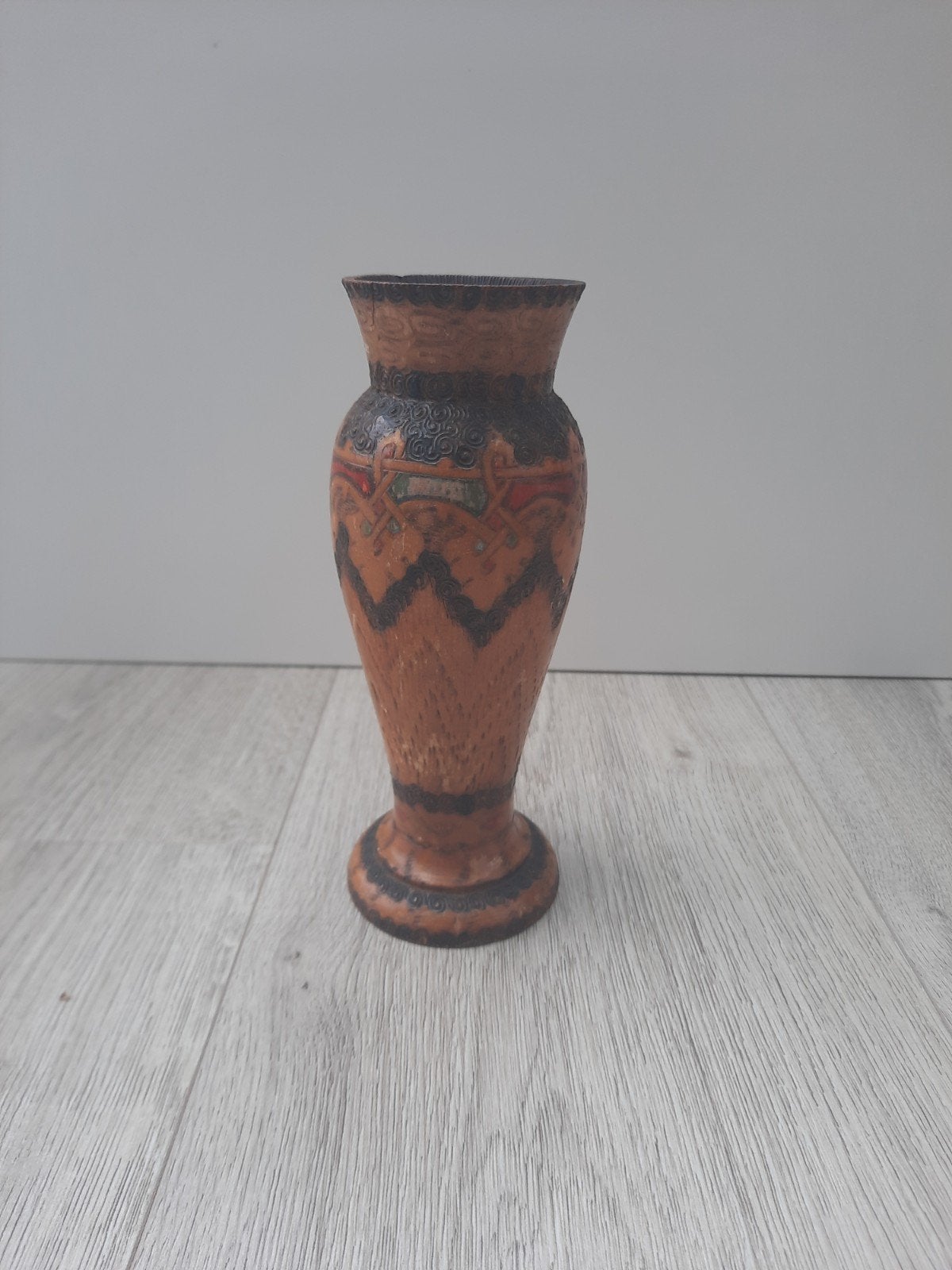 Vintage handgemaakte houten vaas met houtsnijwerk – 18 cm, Enlèvement ou Envoi