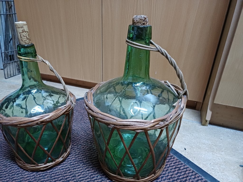 Bouteilles en verre dans panier en osier, Verre, Enlèvement, Panier, Utilisé