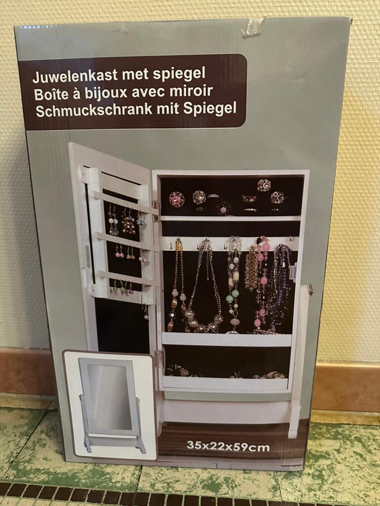 Armoire à bijoux avec miroir, Enlèvement