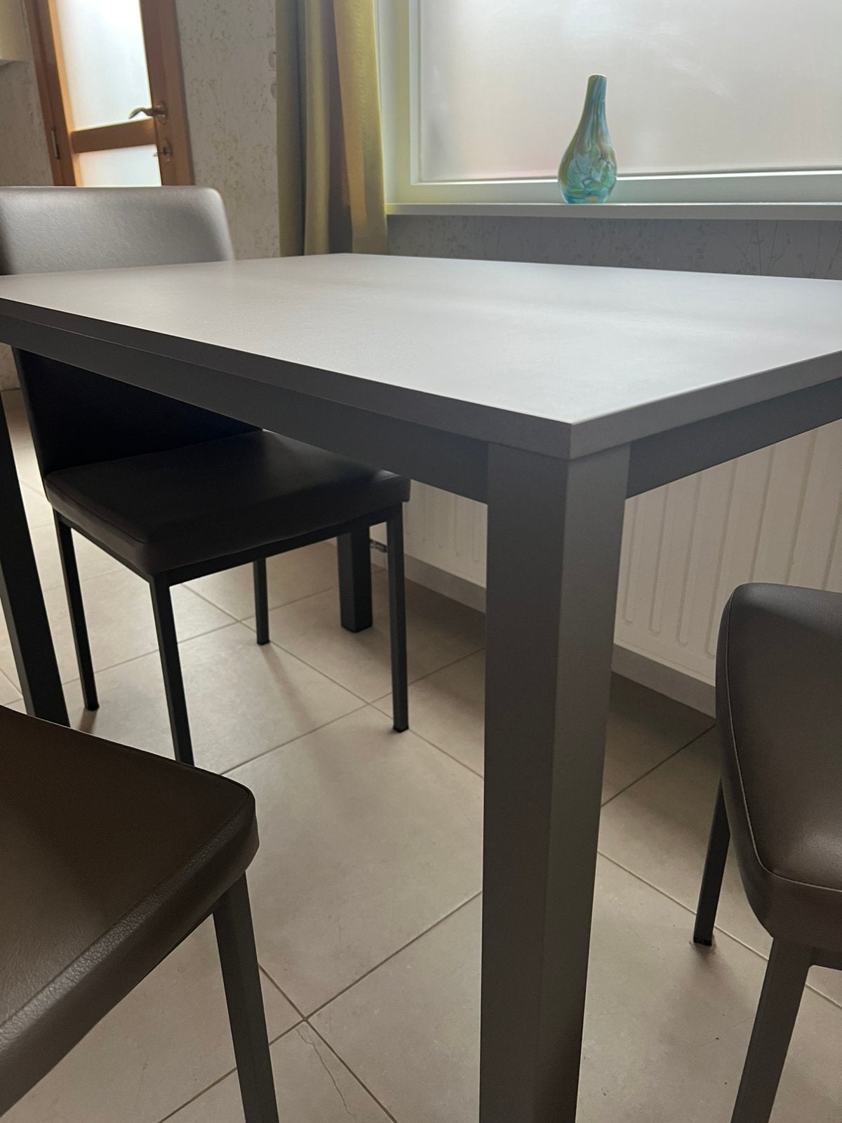 Tafel met 3 lederen stoelen, Huis en Inrichting, Ophalen, Zo goed als nieuw