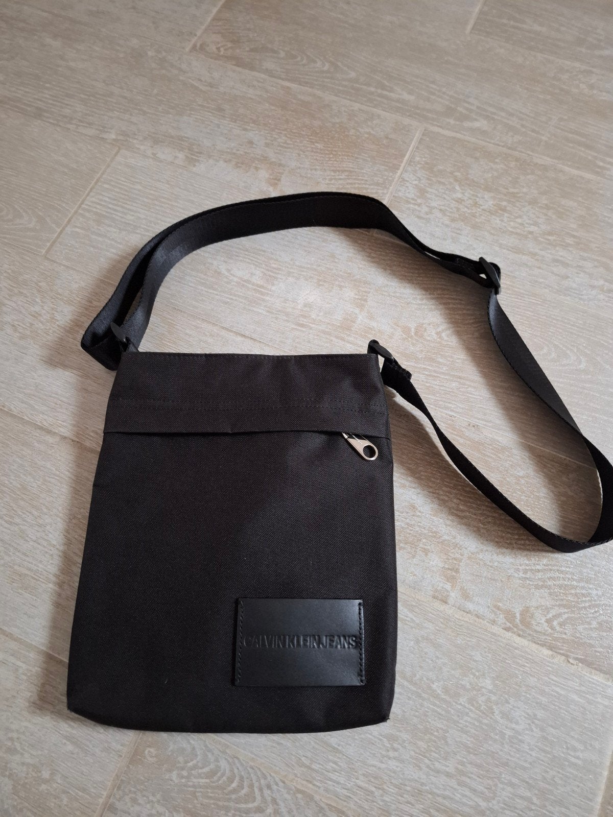 Sac à bandoulière Calvin Klein Jeans, Enlèvement