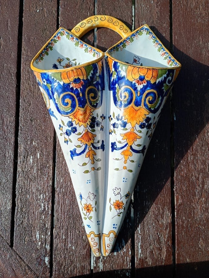 Vase mural en faïence française antique, Antiquités & Art, Enlèvement ou Envoi