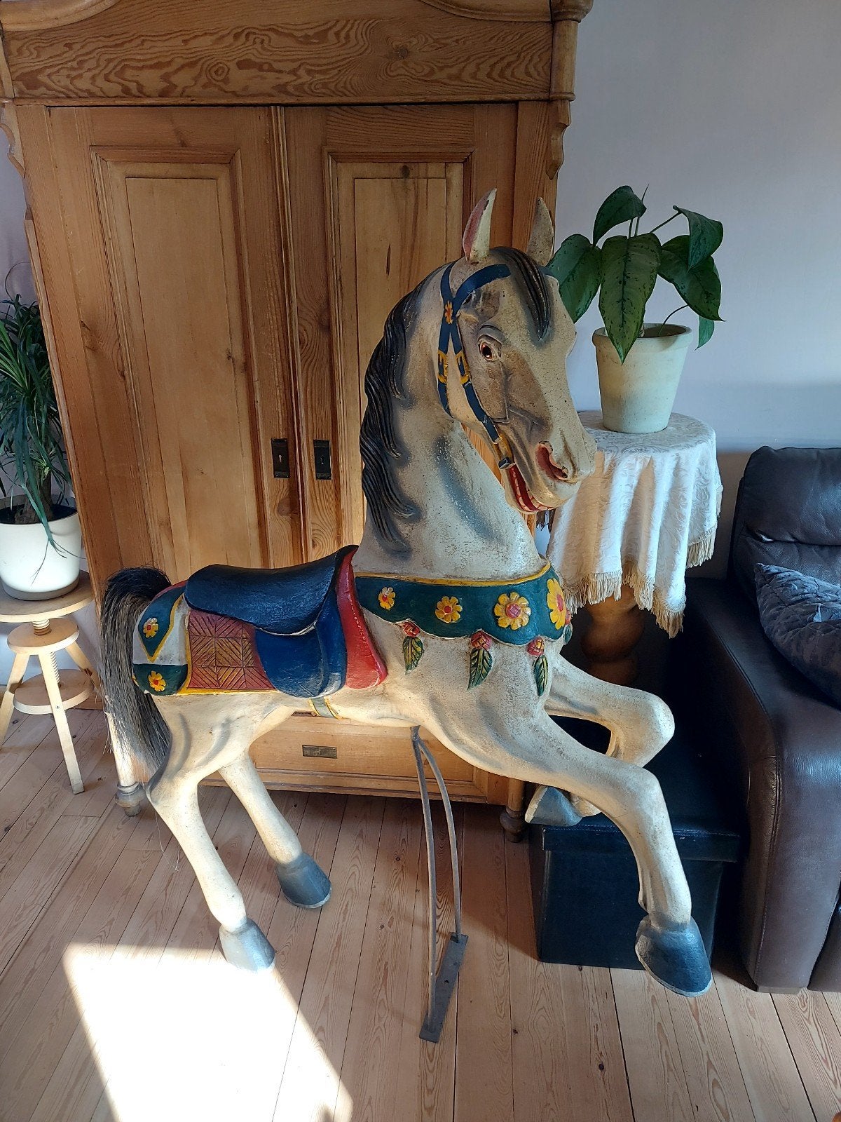 Houten carrousel paard, Ophalen