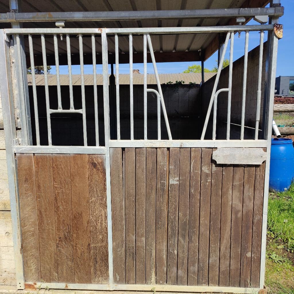 Grote dubbele paardenstal, Stalling, 2 of 3 paarden of pony's