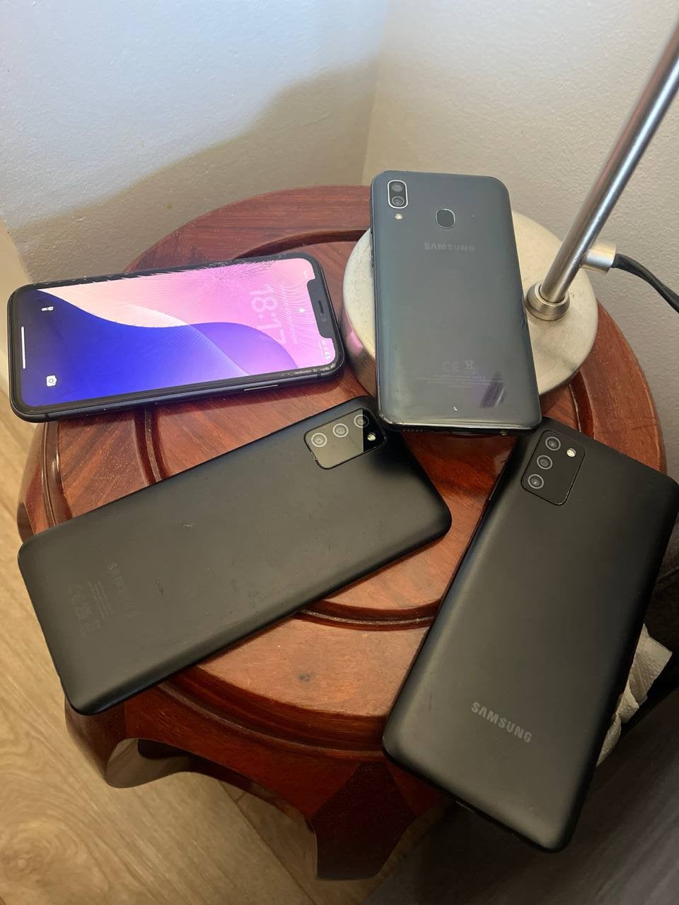Lot de 4 telephones completement fonctionnel (Pas bloquer), Avec simlock (verrouillage SIM), Enlèvement ou Envoi, Classique ou Candybar