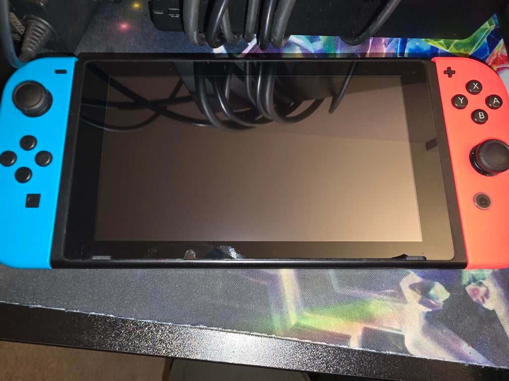 Switch classique + manette pro avec accesoires et support tv