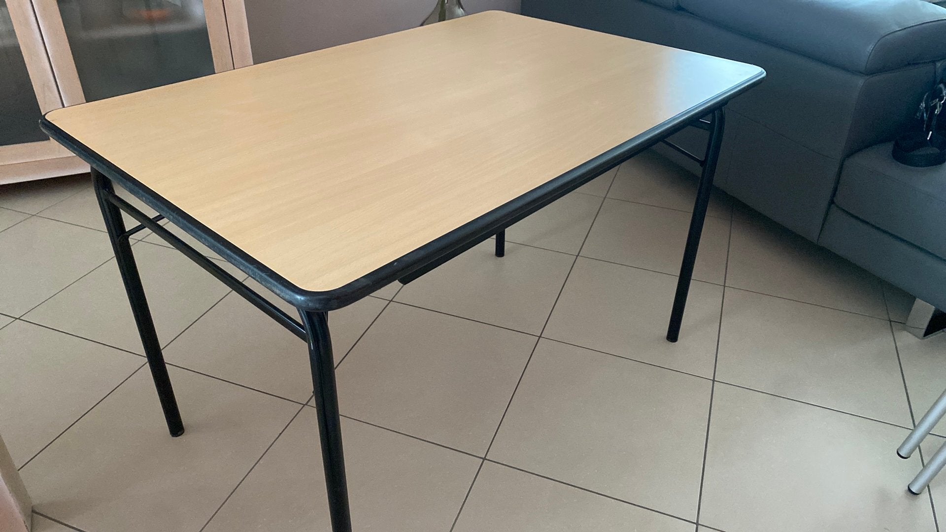 Lot de deux tables pliantes bois et pieds en fer, Enlèvement, Comme neuf