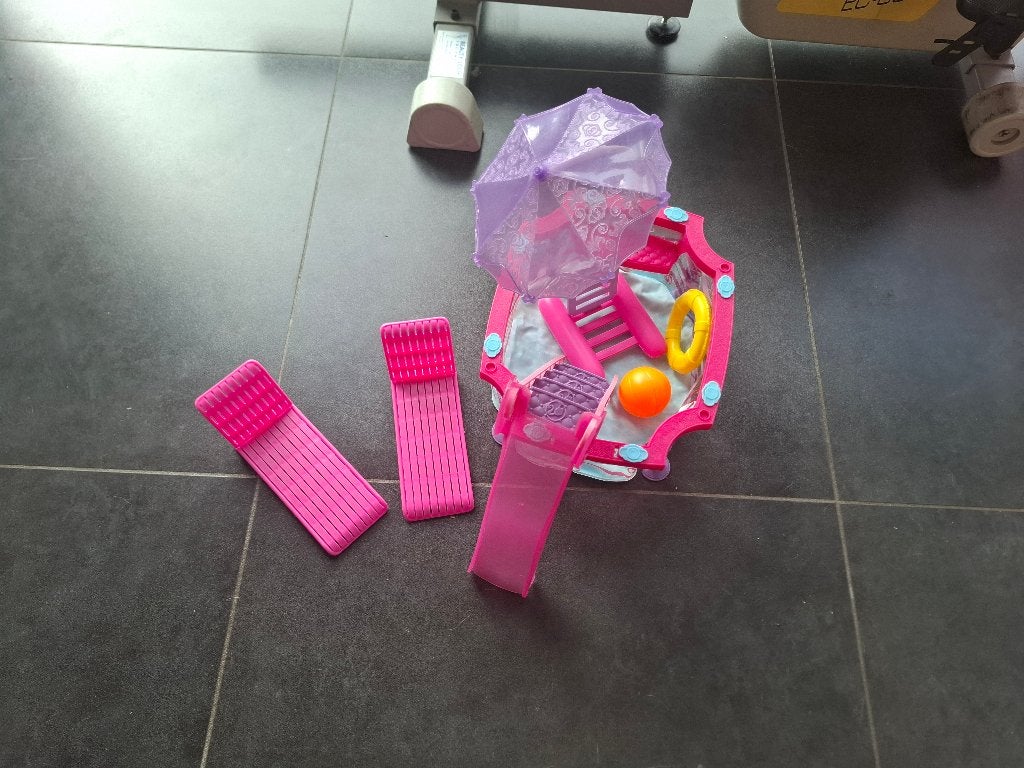Barbie zwembad, Kinderen en Baby's, Ophalen of Verzenden, Zo goed als nieuw, Poppenhuis