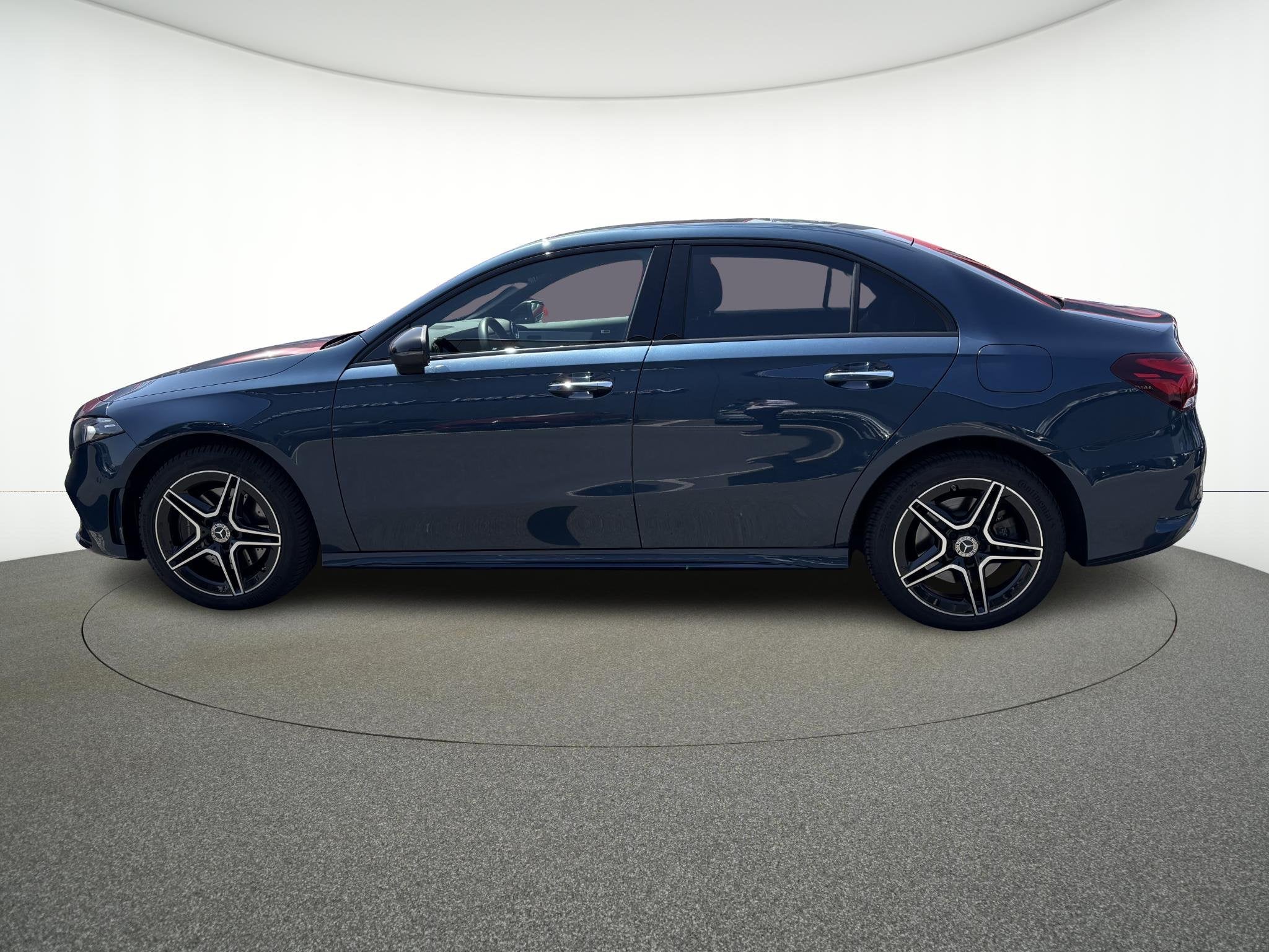 Mercedes-Benz A 250 e AMG Line Berline + PREMIUM PLUS PACK +, Auto's, Mercedes-Benz, Stof, 4 cilinders, 16 kWh, Blauw