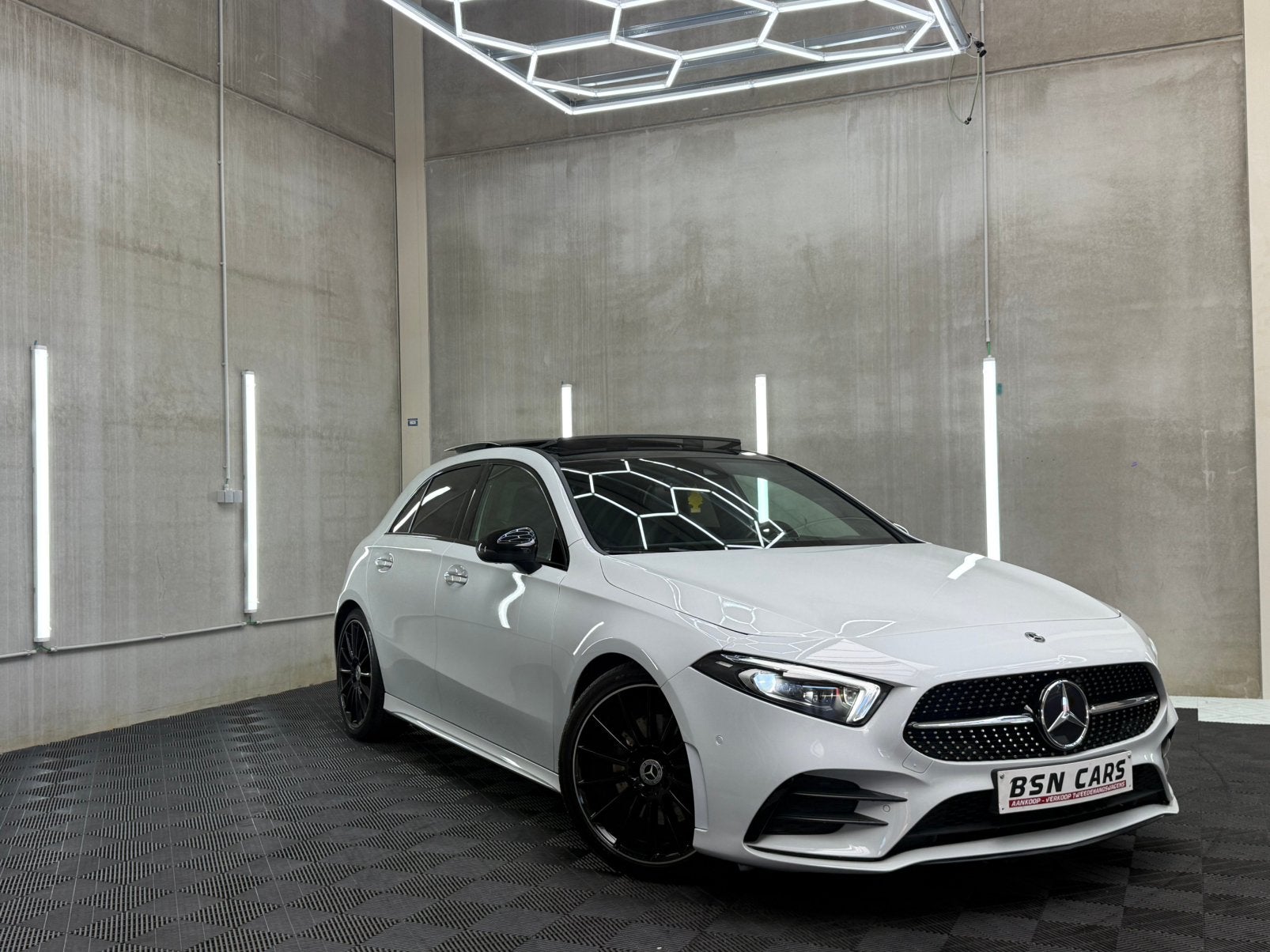 MERCEDES-BENZ A220/AMG/PANO/MEMORY/SFEER/CARPLAY/GARANTIE, Auto's, Automaat, Achterwielaandrijving, Alcantara, Wit
